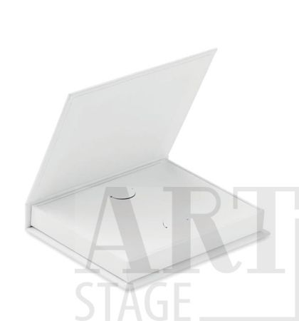 Gift card box with magnetic closure