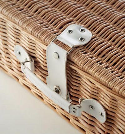 кошница с прибори и керамика за пикник